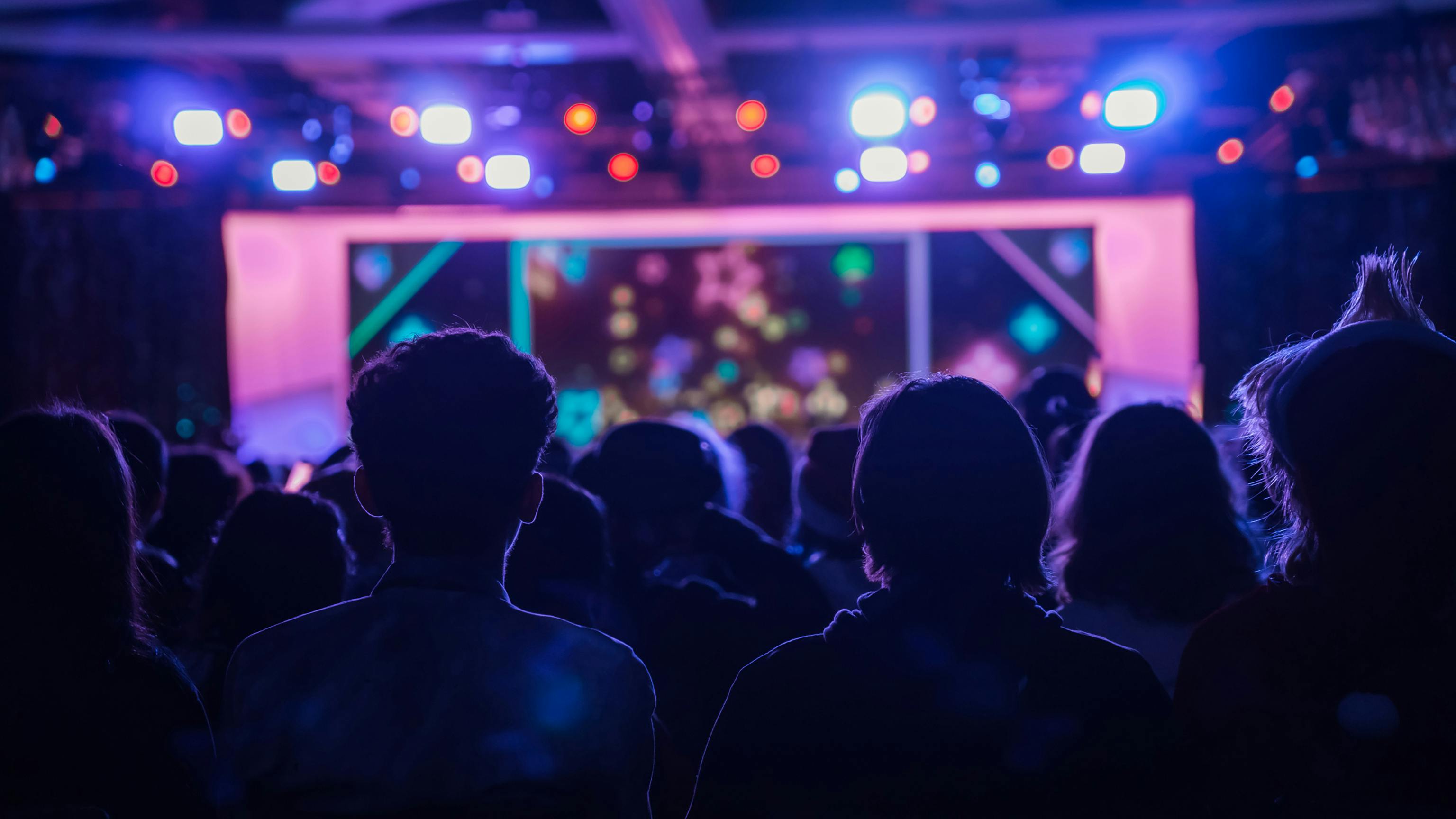 Stand-up Comedy: Seni Membuat Orang Tertawa di Panggung Kosong