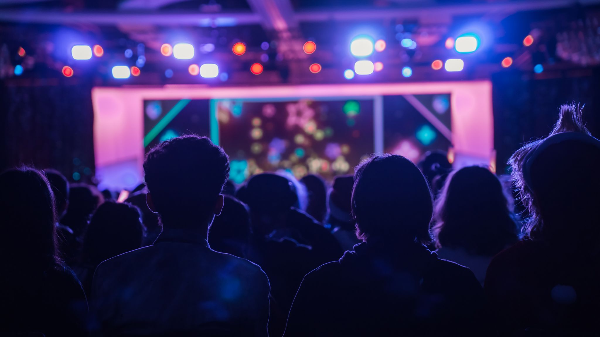 Yves Berendse, Yuki Kempees en Feest DJ Ruud treden op na Enrique Iglesias in Montenerry