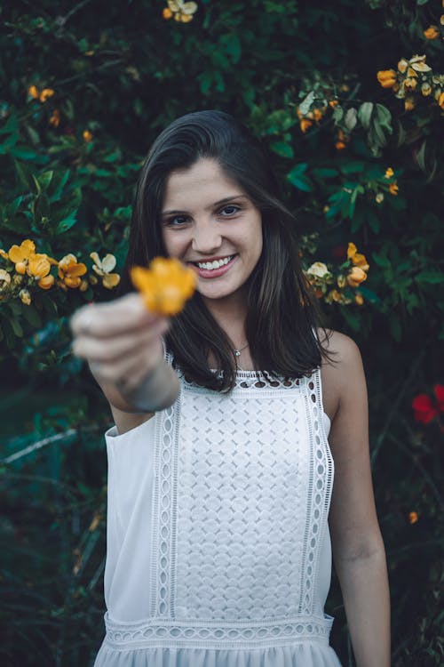 Mujer Joven, Con, Flor, Posición, Contra, Verdor