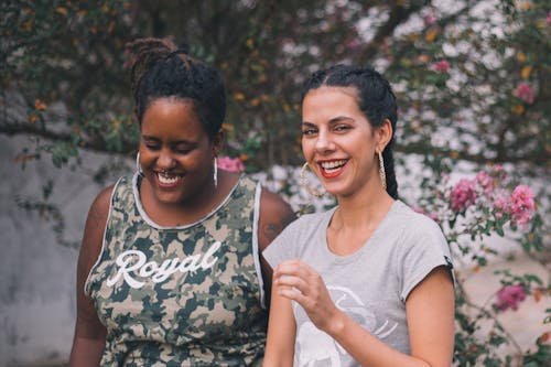 Dos Mujeres, Sonriente