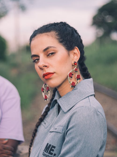 Donna Che Indossa Una Camicia Elegante In Fotografia Con Lenti Tilt Shift