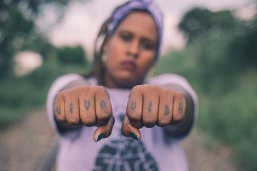 Fotografía Panorámica De Una Mujer Que Levanta La Mano Con Tatuajes De Viva Y Vida