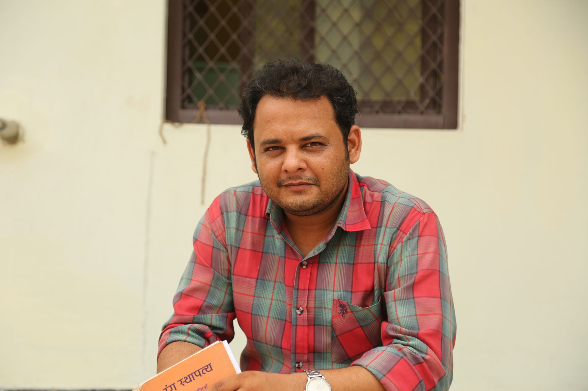 जिम्मेदार बजट लिखता खिलाड़ी, मेज पर सीमित नकद, नोटबुक और बंद बैंकिंग ऐप