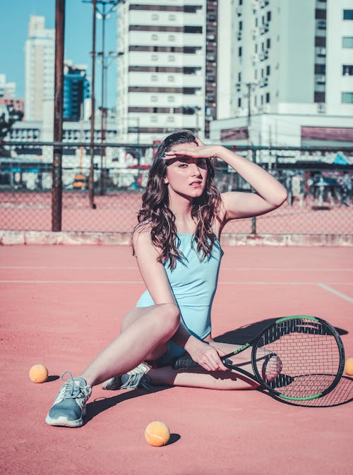 女人拿著網球拍