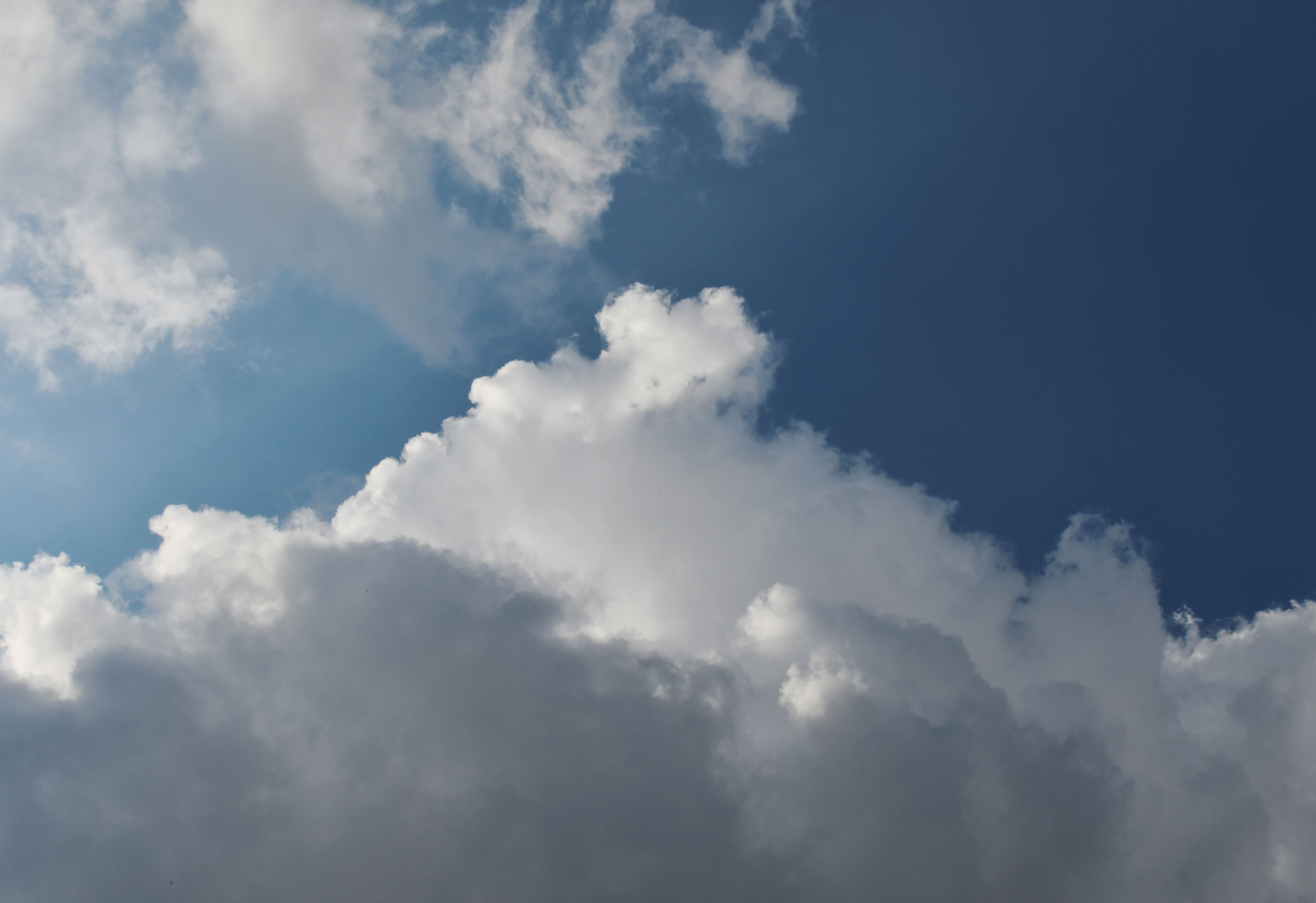 Nubes blancas sobre cielo azul: el ascendente en Acuario, signo de aire