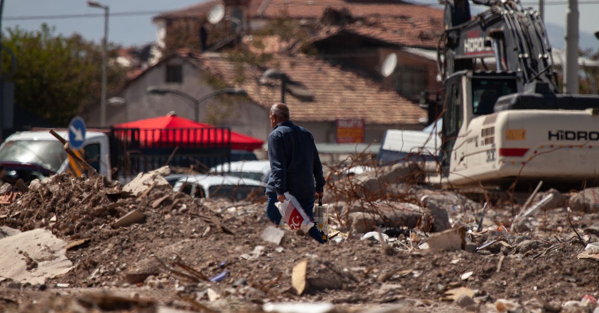 Photo by Seyfettin Geçit A man walks through a demolished urban area in Malatya, Türkiye, amidst debris and construction equipment.