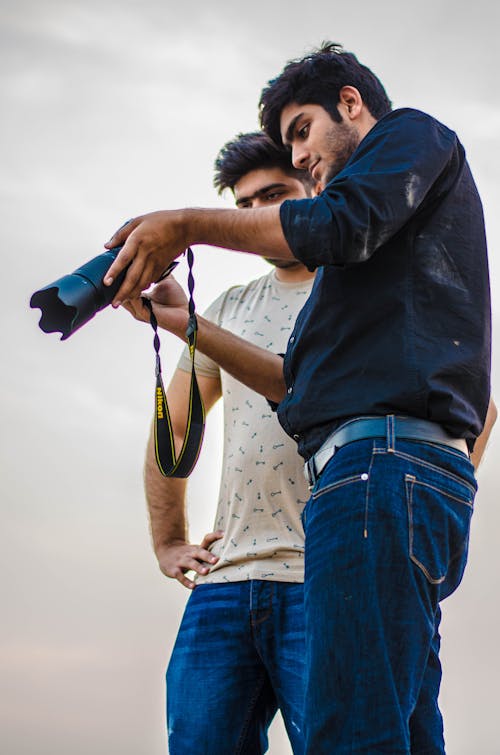 Fotos de stock gratuitas de amigos, cámara Nikon, fotógrafo