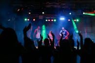 在夜总会充满活力的音乐会上，人群欣赏着现场音乐并翩翩起舞