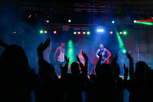 在夜总会充满活力的音乐会上，人群欣赏着现场音乐并翩翩起舞
