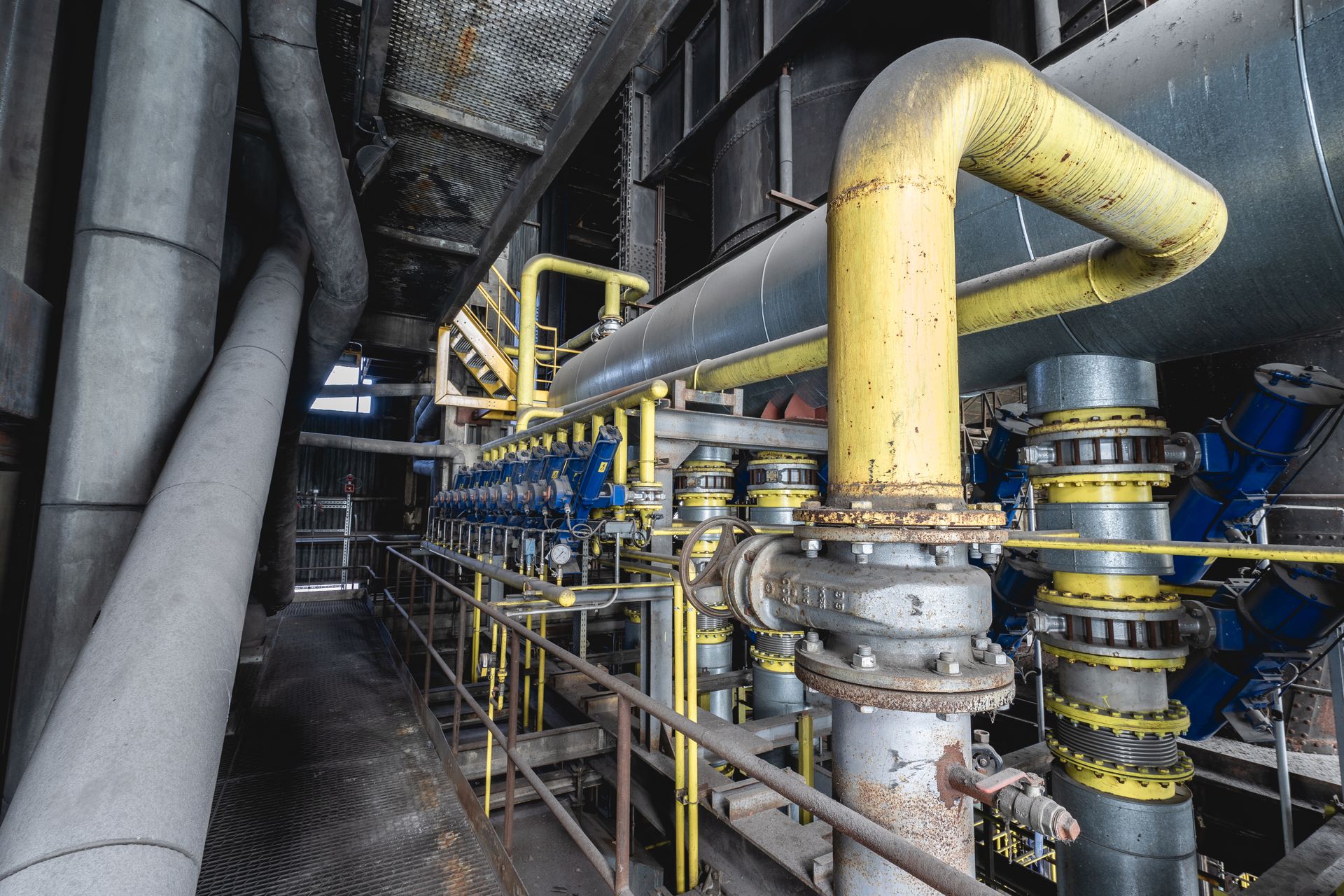 Tuberías y válvulas industriales en una planta de procesamiento