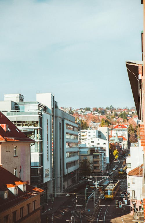 Gratis arkivbilde med arkitektur, blå himmel, buss