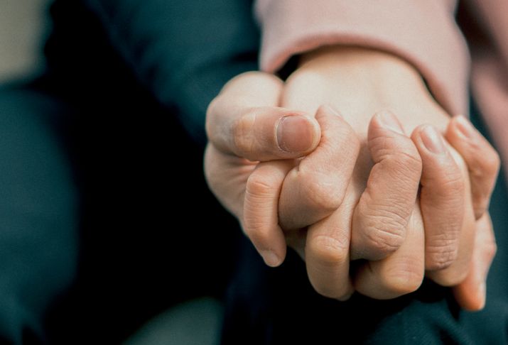 Online dating: starting a conversation on a niche platform