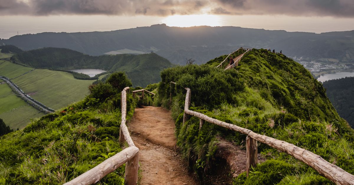 Slaveiu Ridge Remote Path Path Along the Ridge of the Mountain · Free Stock Photo
