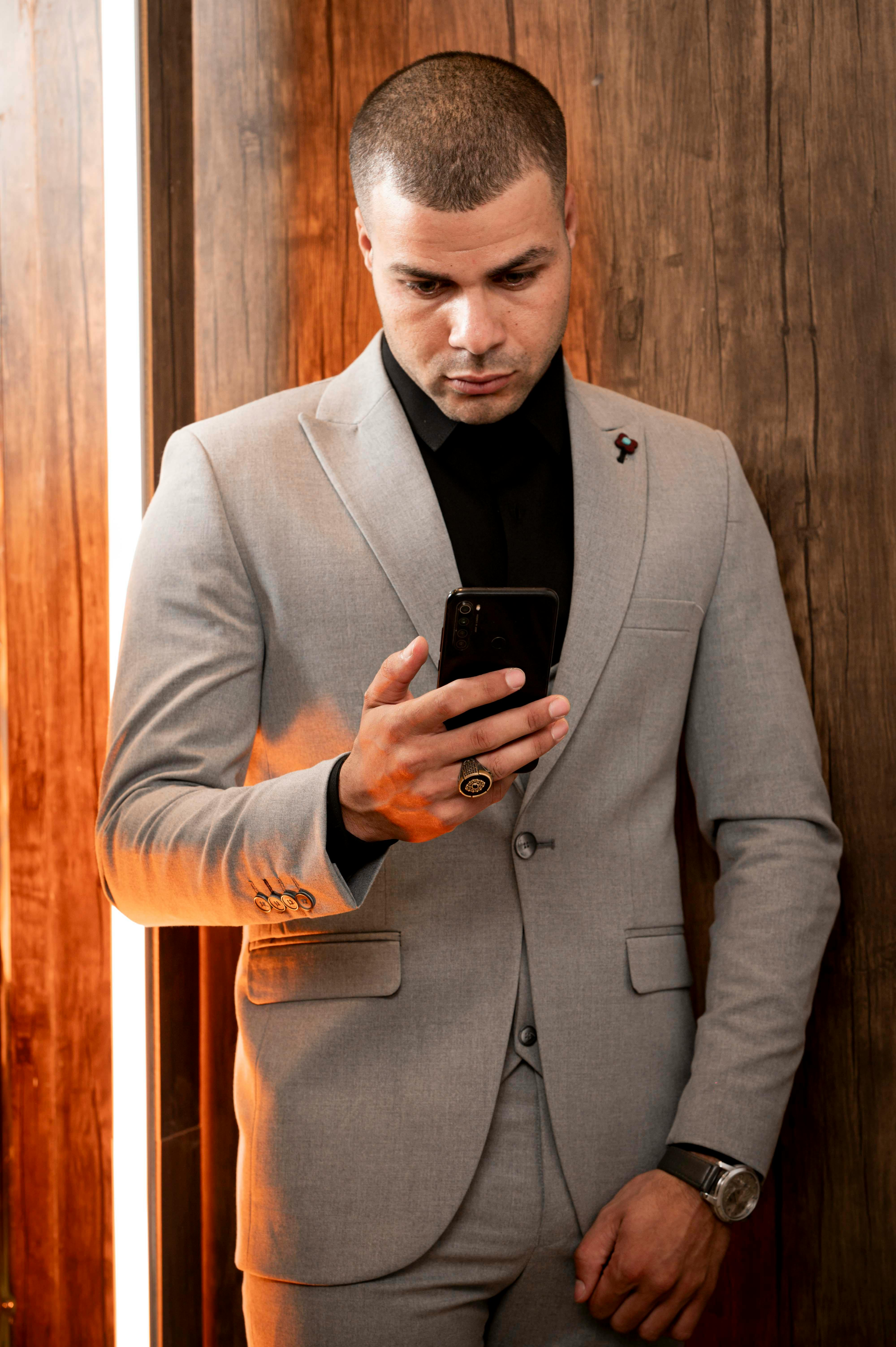 bezplatná Základová fotografie zdarma na téma #krytý, bunda, chytrý telefon Základová fotografie