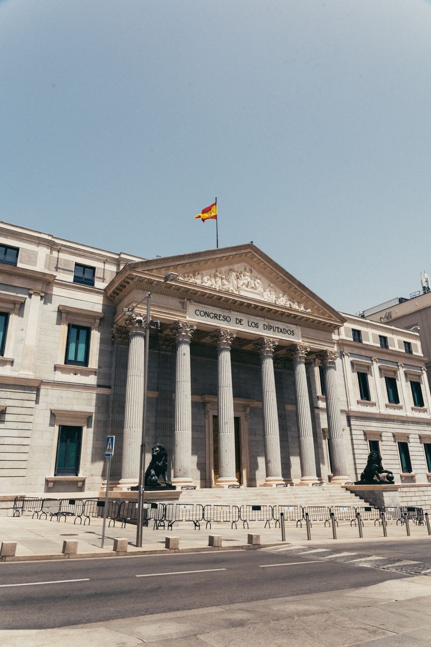 Uitzicht op het Congreso de los Diputados in Madrid, Spanje, met zijn iconische kolommen en vlag.