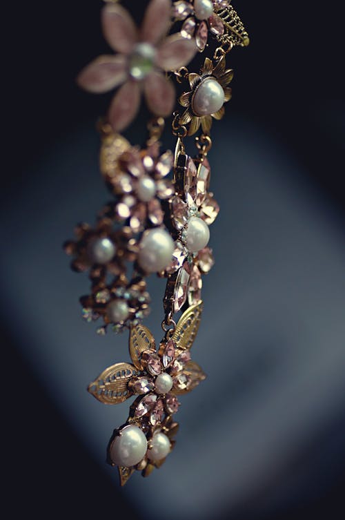 Ожерелье из золотого жемчуга и цветов из розового золота