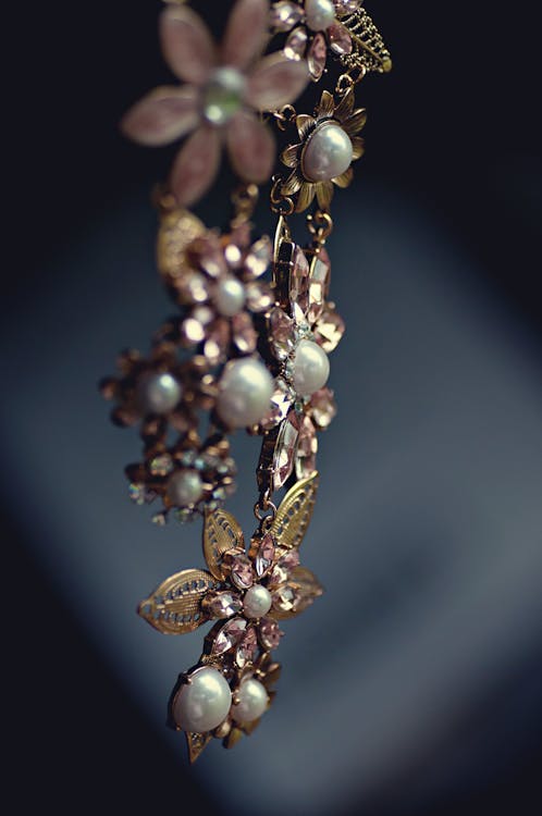 金珍珠和玫瑰金花项链