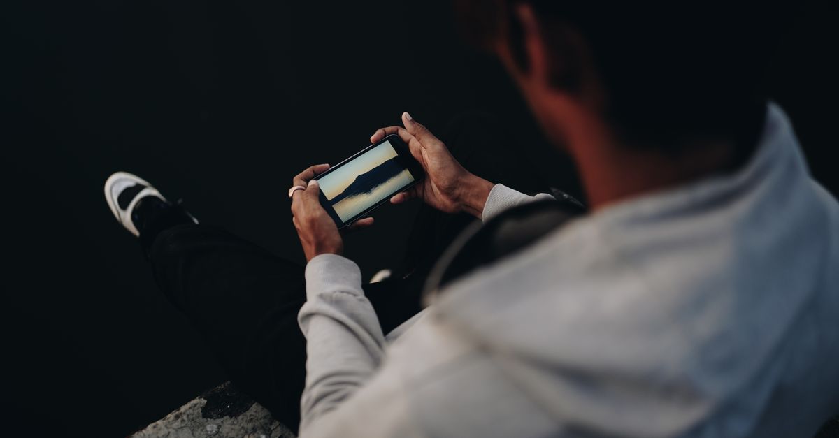Móvil con batería baja mientras usa una eSIM de viaje