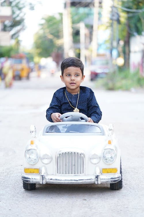 Základová fotografie zdarma na téma auto, chlapec, elektrický