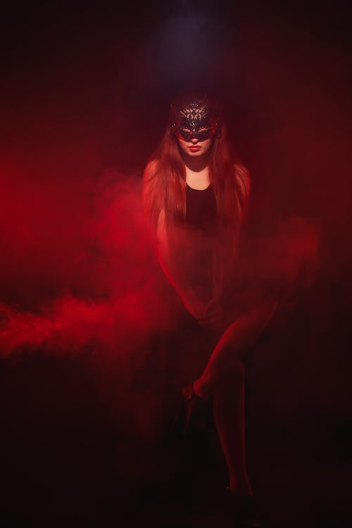 Fotos de stock gratuitas de cabello rojo, humo rojo, máscara