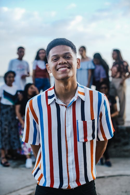 Foto d'estoc gratuïta de cabell curt, camisa, de ratlles