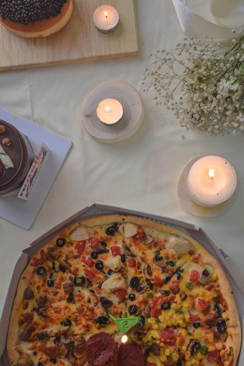 Безкоштовне стокове фото на тему «4 к фону, їдять піцу, Піца»
