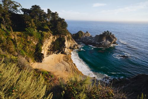 Free Breathtaking view of scenic coastal cliffs and tranquil turquoise sea under a clear sky. Stock Photo