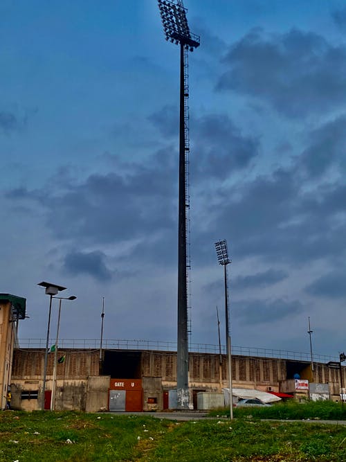 Foto profissional grátis de estádio, holofote