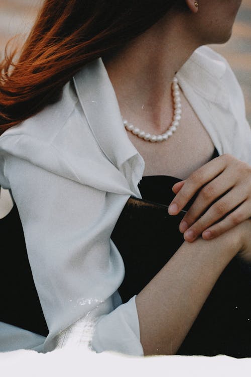 Immagine gratuita di avvicinamento, camicia, collana di perle
