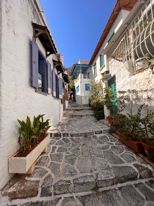 Free Picturesque stone pathway with charming facades in Marmaris, Türkiye on a sunny day. Stock Photo