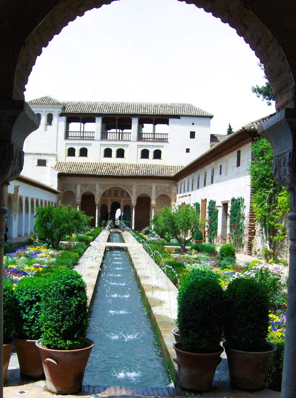 Patio de la Acequia din Generalife, cu jeturi de apă și grădini