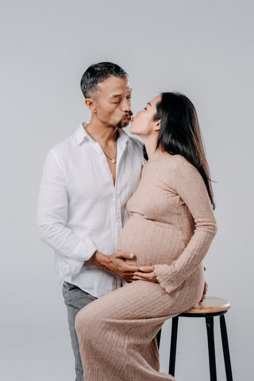 Darmowe zdjęcie z galerii z całowanie, ciąża, ciążaphotoshoot
