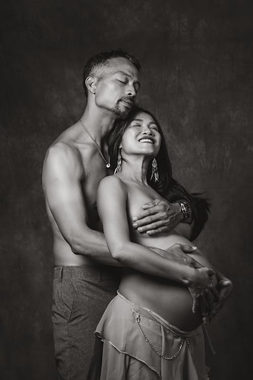 Free Black and White Portrait of a Pregnant Couple  Stock Photo