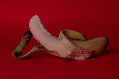 Foto profissional grátis de banana, casca de banana, deitar