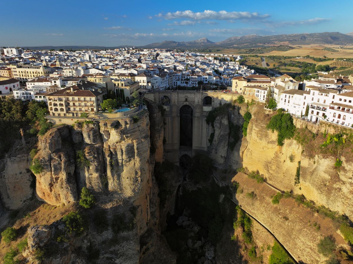 Podul Puente Nuevo din Ronda, care traversează prăpastia adâncă El Tajo