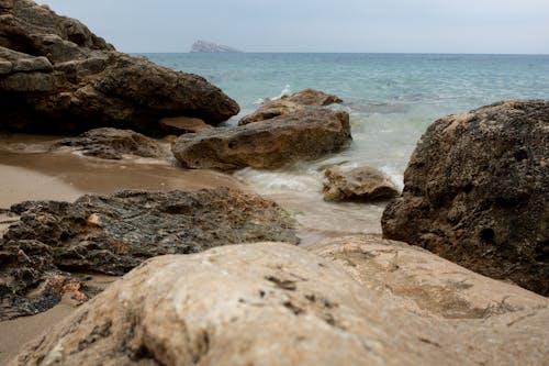 Darmowe zdjęcie z galerii z formacje skalne, horyzont, morze