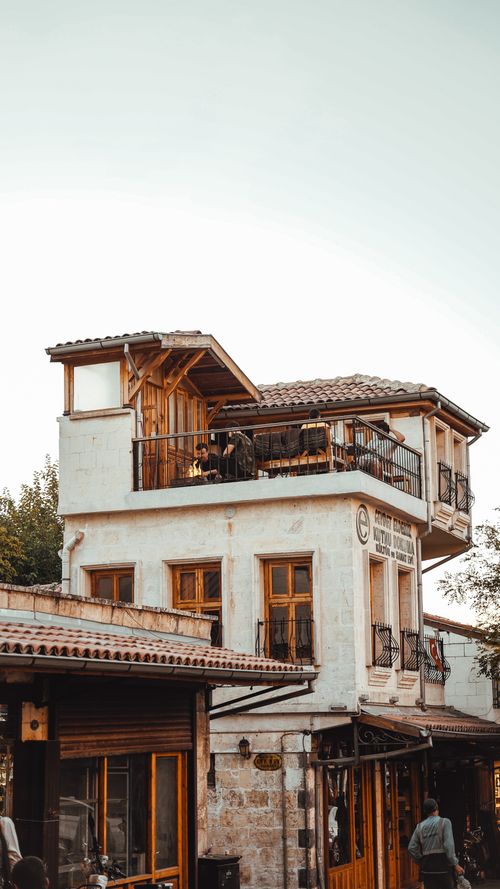 Free A traditional house with terrace in an urban setting, perfect for travelers. Stock Photo