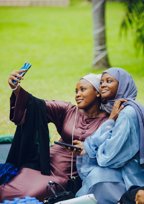 Ilmainen kuvapankkikuva tunnisteilla afrikkalaiset naiset, älypuhelin, hauska