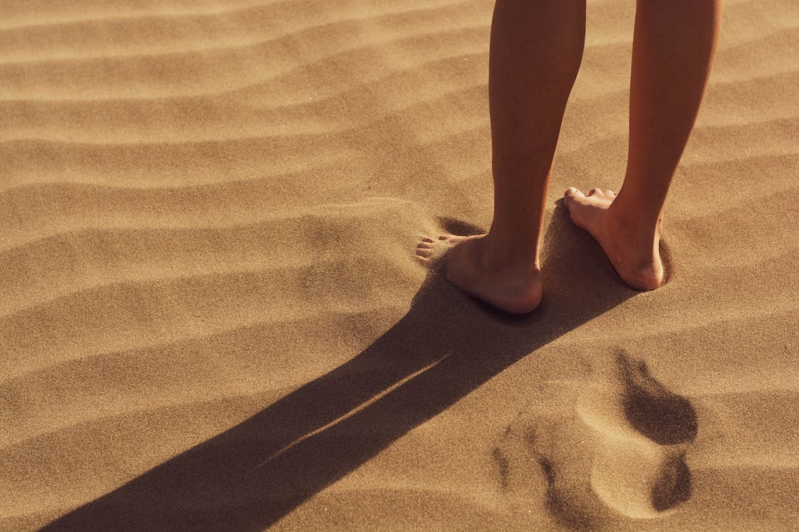 Kostenlos Person Auf Sand Stehen Stock-Foto