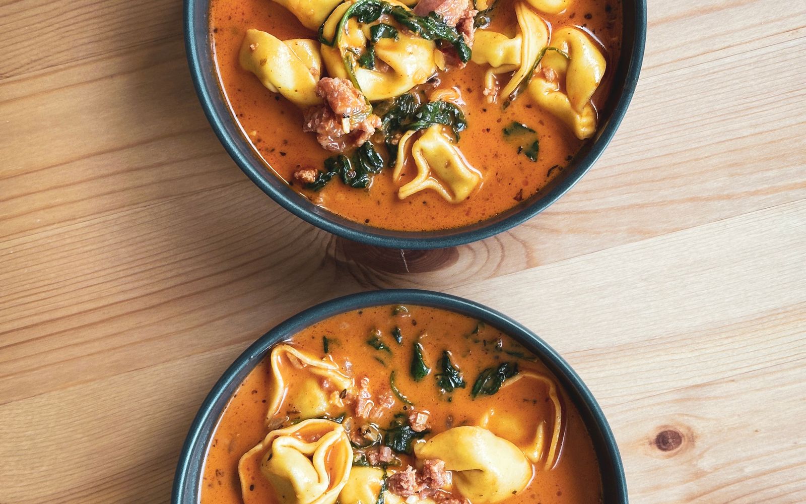 Foto de Sopa de capeletti com caldo caseiro de frango e legumes