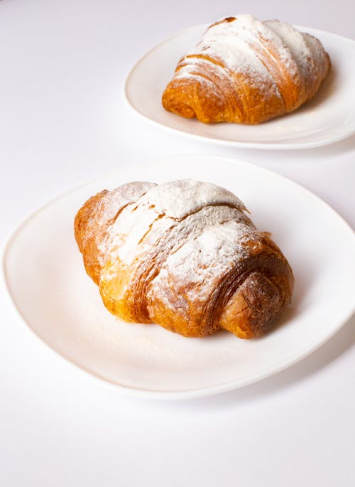 Foto Close Up Croissant Di Piring Putih