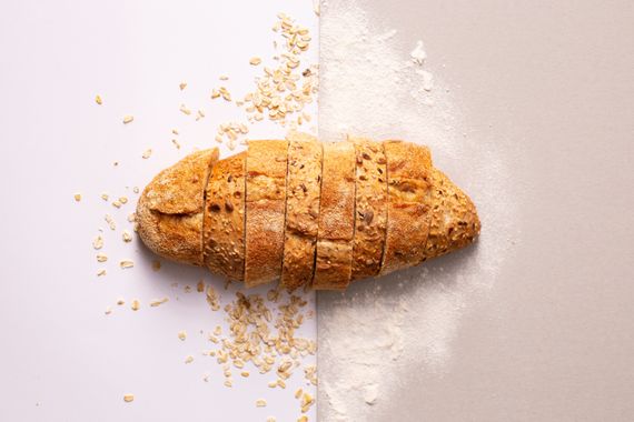Fatias de pão sobre superfície cinza — mostrando textura e miolo do pão