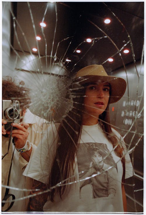 Foto d'estoc gratuïta de ascensors ascensors, barret de palla, dona