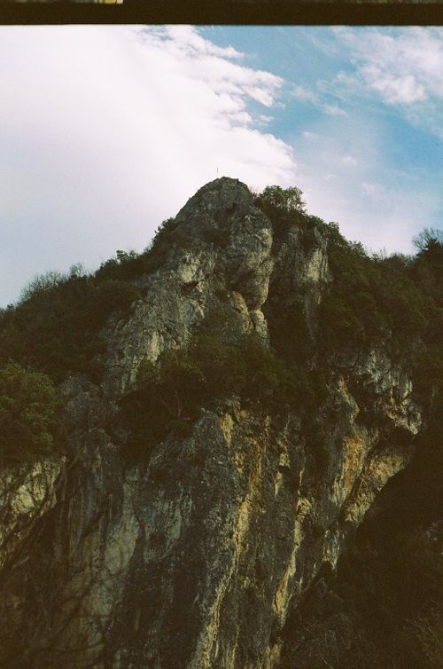 Free A steep rocky cliff with greenery under a cloudy sky, depicting the natural beauty of Bursa, Türkiye. Stock Photo