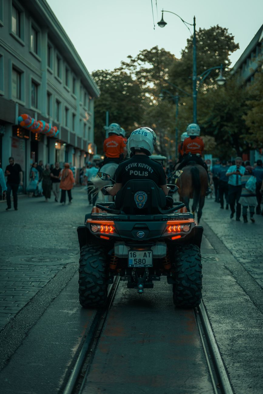 Mii de jandarmi vor patrula străzile în loc să asigure paza clădirilor