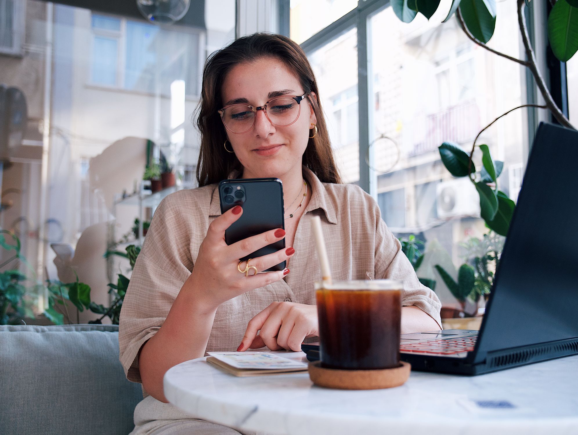 Mulher em pausa consciente diante da rotina digital e dos estímulos do celular