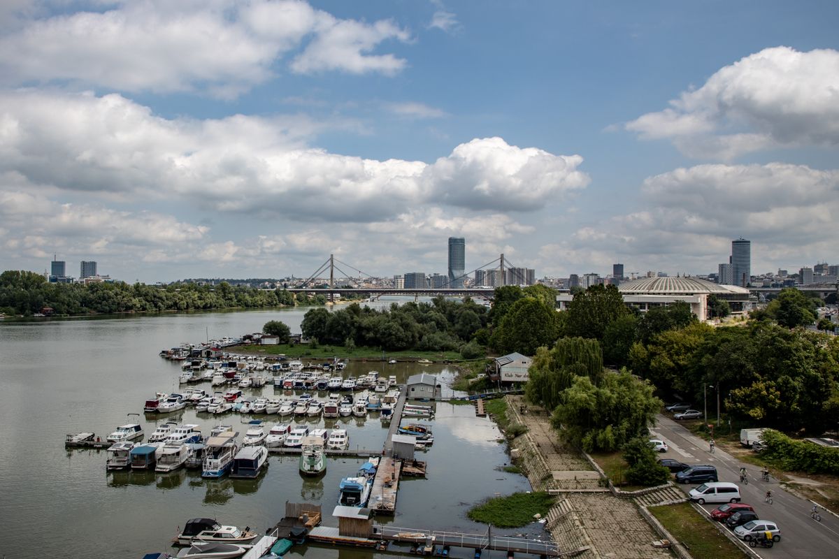 Belgrad - portul de pe râul Sava și clădirile din jur
