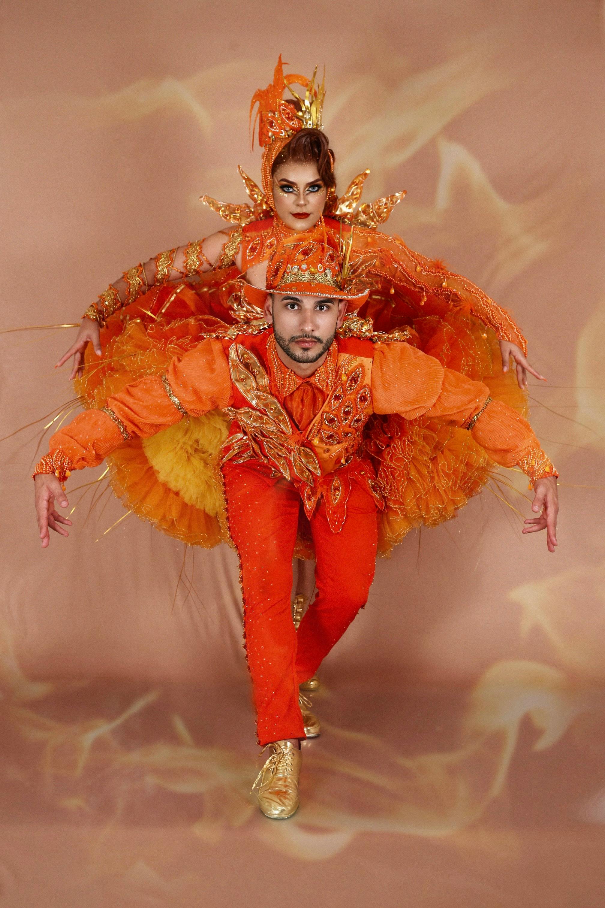 Ücretsiz adam, alevlenmek, altın ayakkabı içeren Ücretsiz stok fotoğraf Stok Fotoğraflar