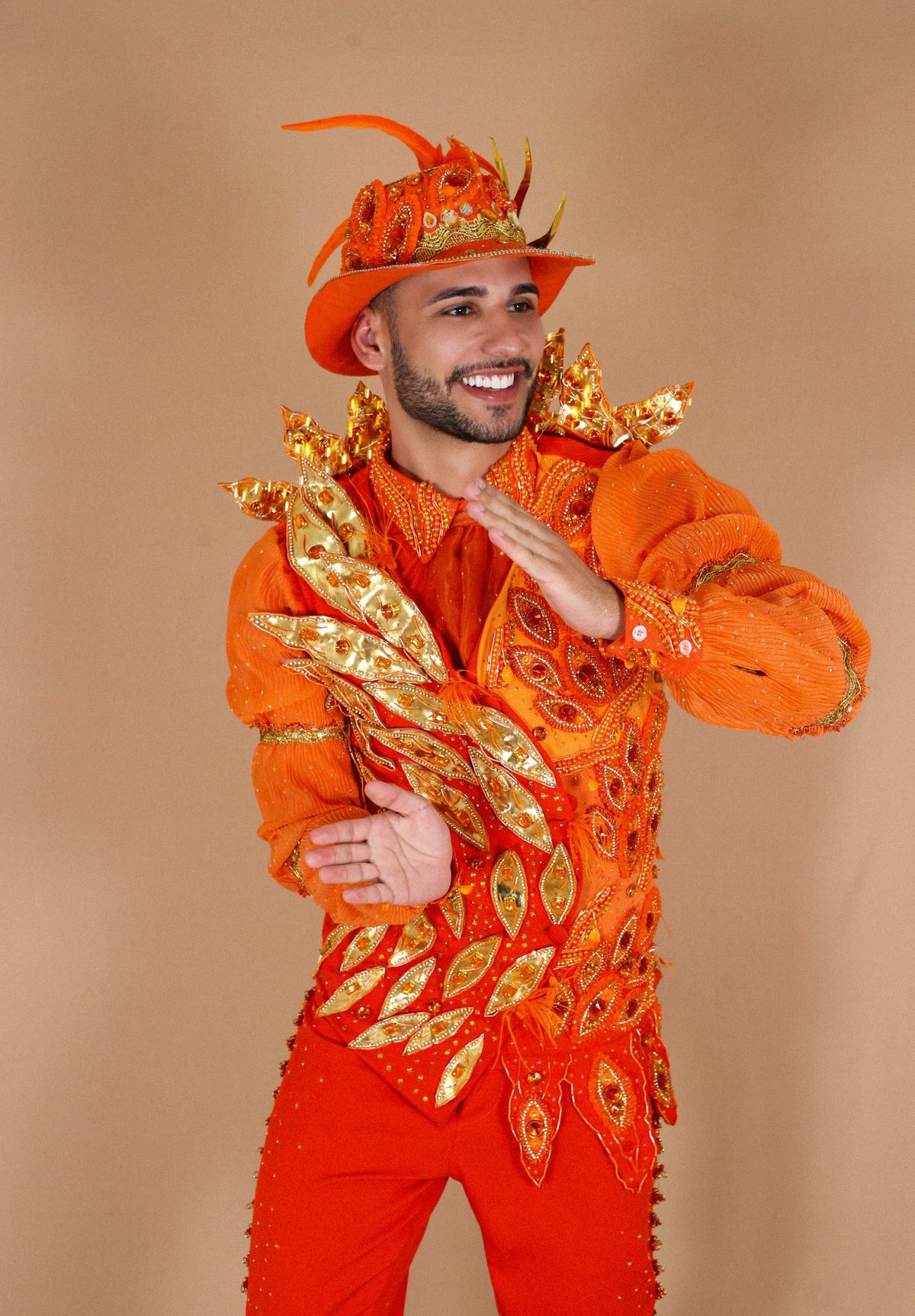 Hombre con un disfraz festivo de colores intensos y sombrero decorado
