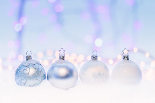Foto profissional grátis de bolas de Natal, bolas natalinas, decorações de Natal